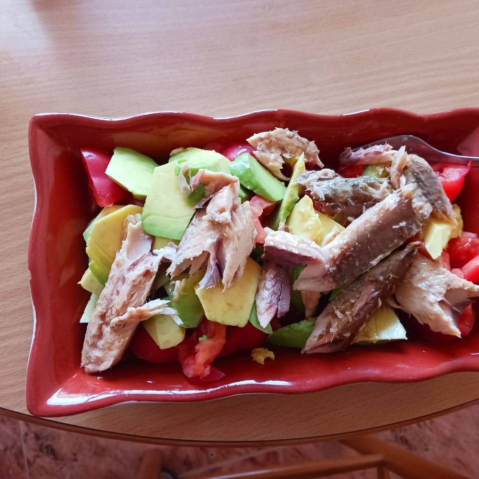 Tomate, aguacate y caballa Tomate, aguacate y caballa