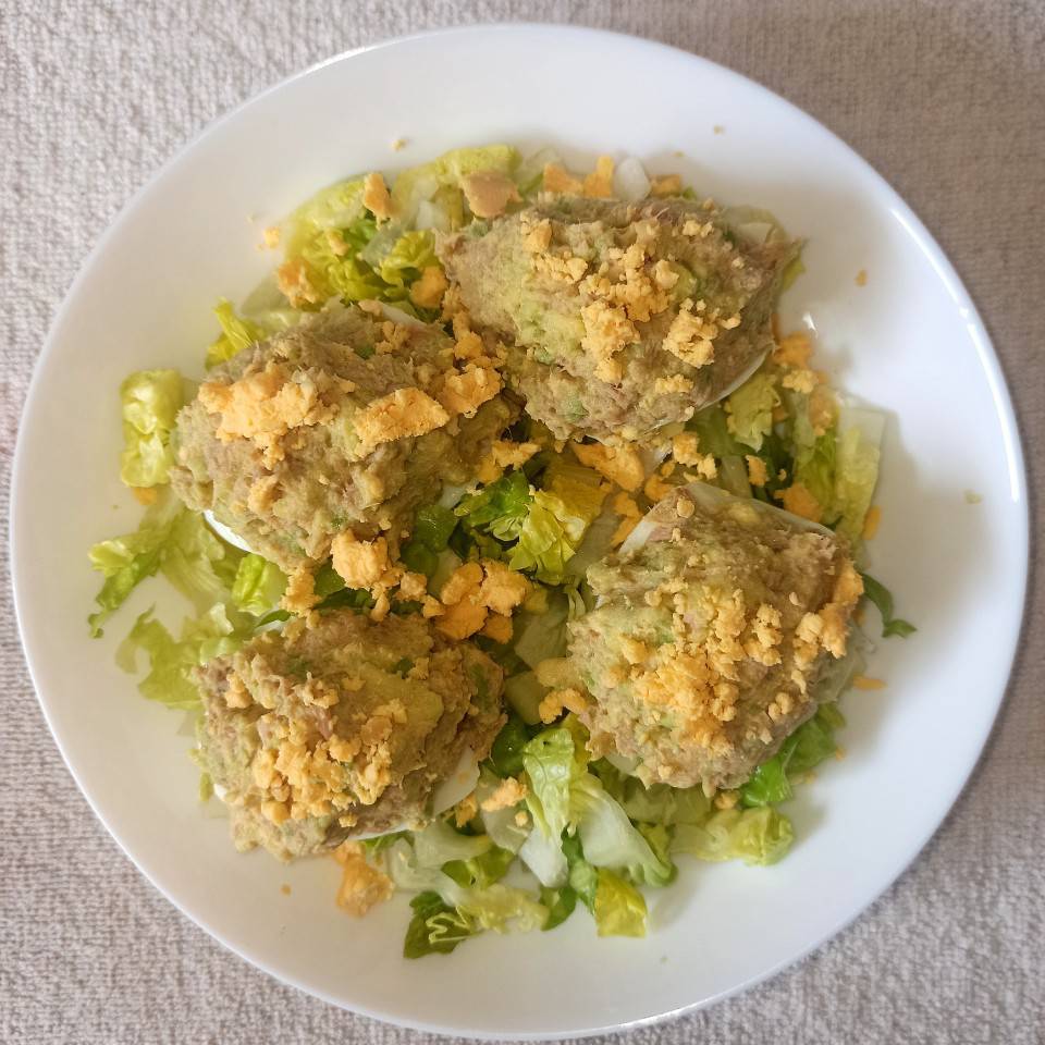 Huevos rellenos de atún y aguacate Huevos rellenos de atún y aguacate