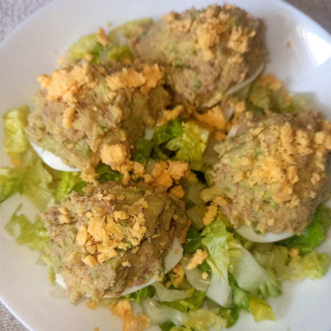 Huevos rellenos de atún y aguacate Paso 2 Huevos rellenos de atún y aguacate Paso 2