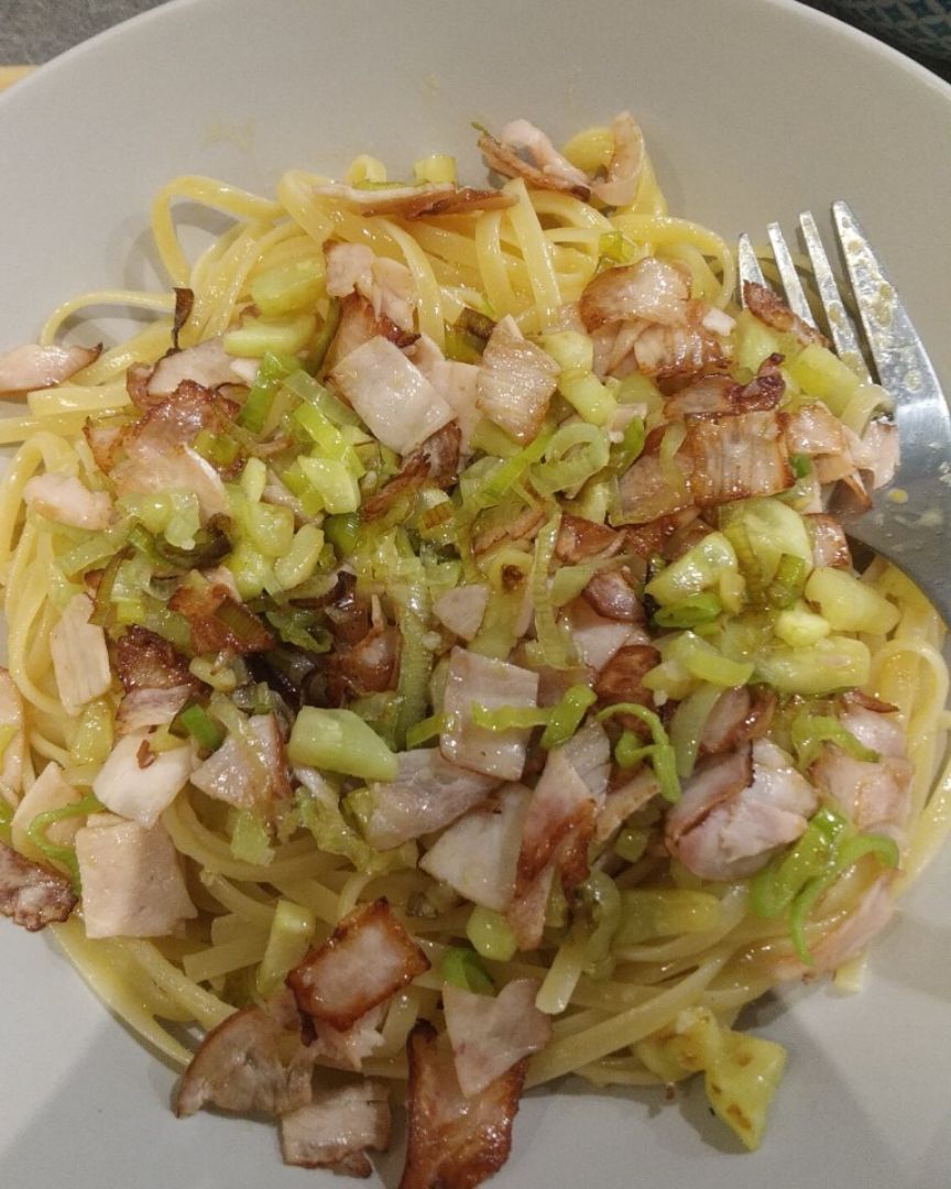 Tallarines a la carbonara con calabacín y puerro Tallarines a la carbonara con calabacín y puerro