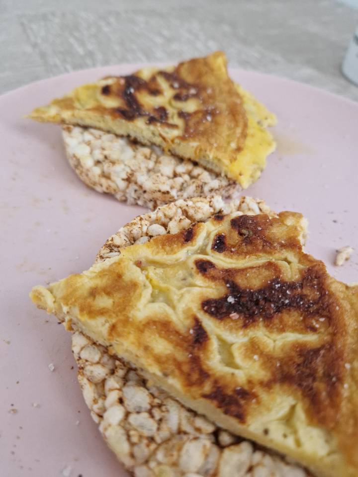 Tortitas de arroz con tortilla francesa Tortitas de arroz con tortilla francesa