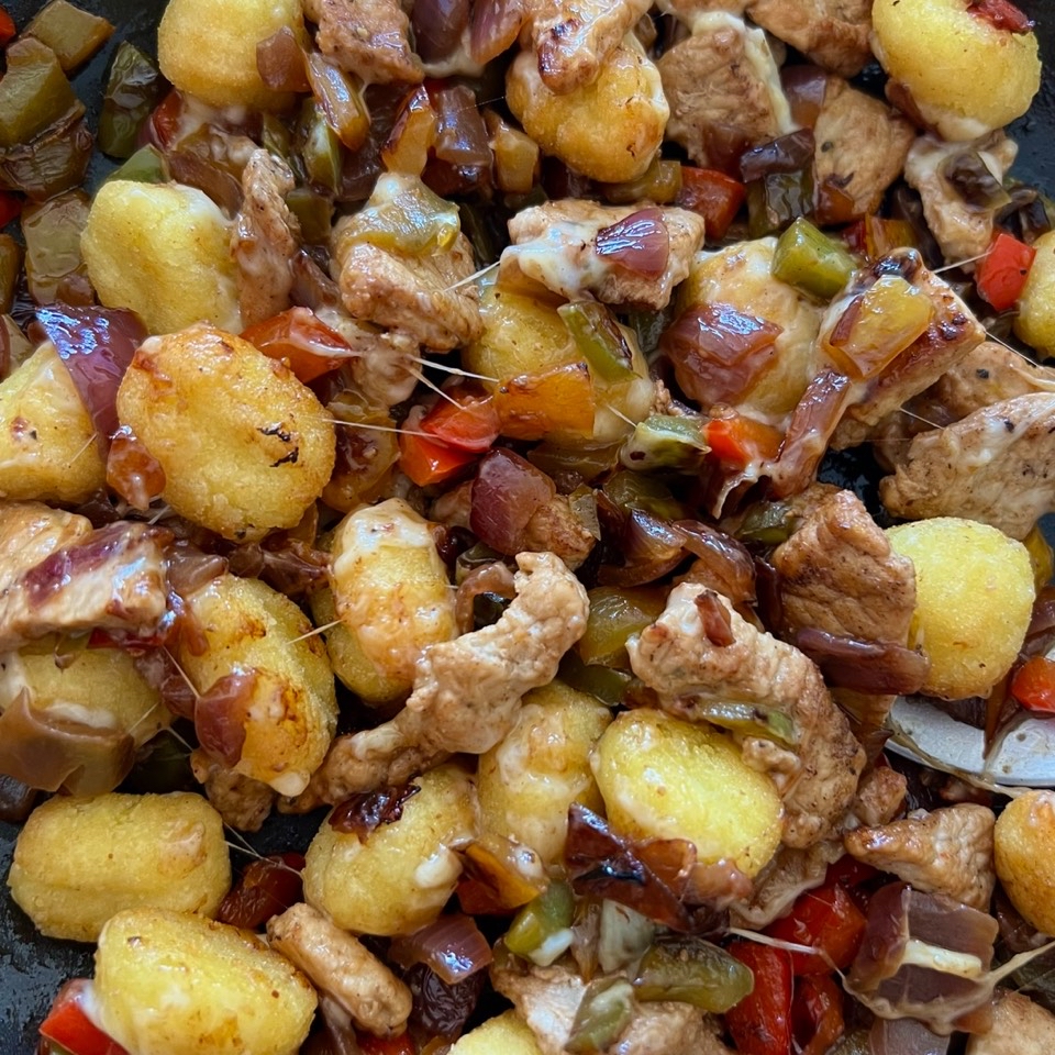 Gnocchi con pollo, cebolla y pimiento
