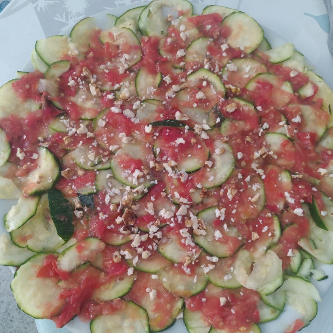 Carpaccio de calabacín,tomate y nueces