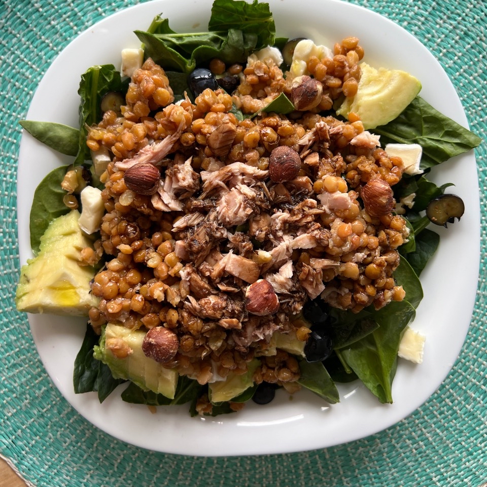 Ensalada de espinacas con lentejas, aguacate, arándanos y queso brie Ensalada de espinacas con lentejas, aguacate, arándanos y queso brie