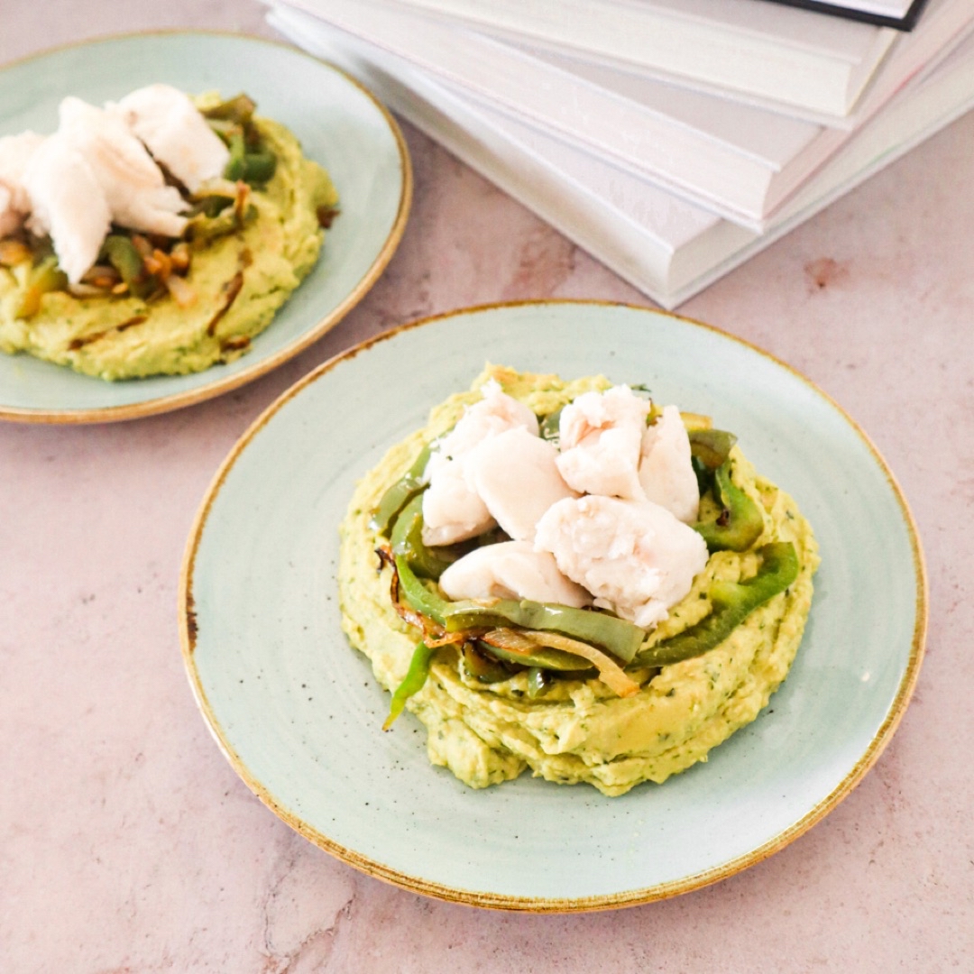 Merluza con pimientos y hummus de albahaca Merluza con pimientos y hummus de albahaca