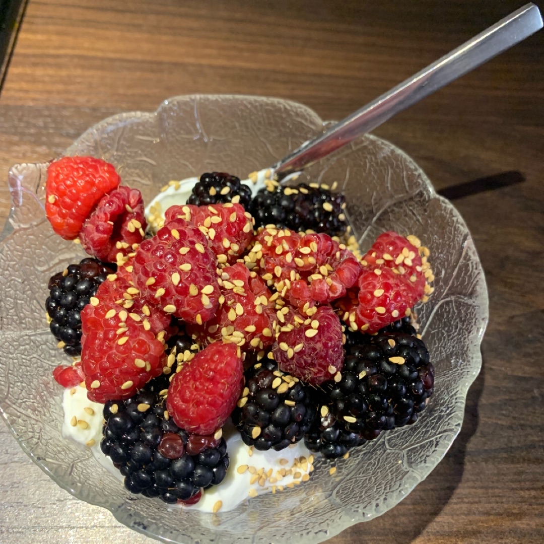 Yogur proteico con frutos rojos