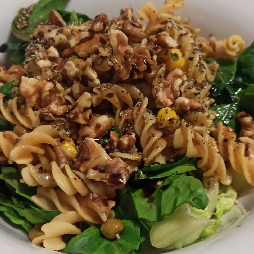 Ensalada de espinaca y lechuga con pasta de lentejas de ayer, frutos secos y semillas. Ensalada de espinaca y lechuga con pasta de lentejas de ayer, frutos secos y semillas.