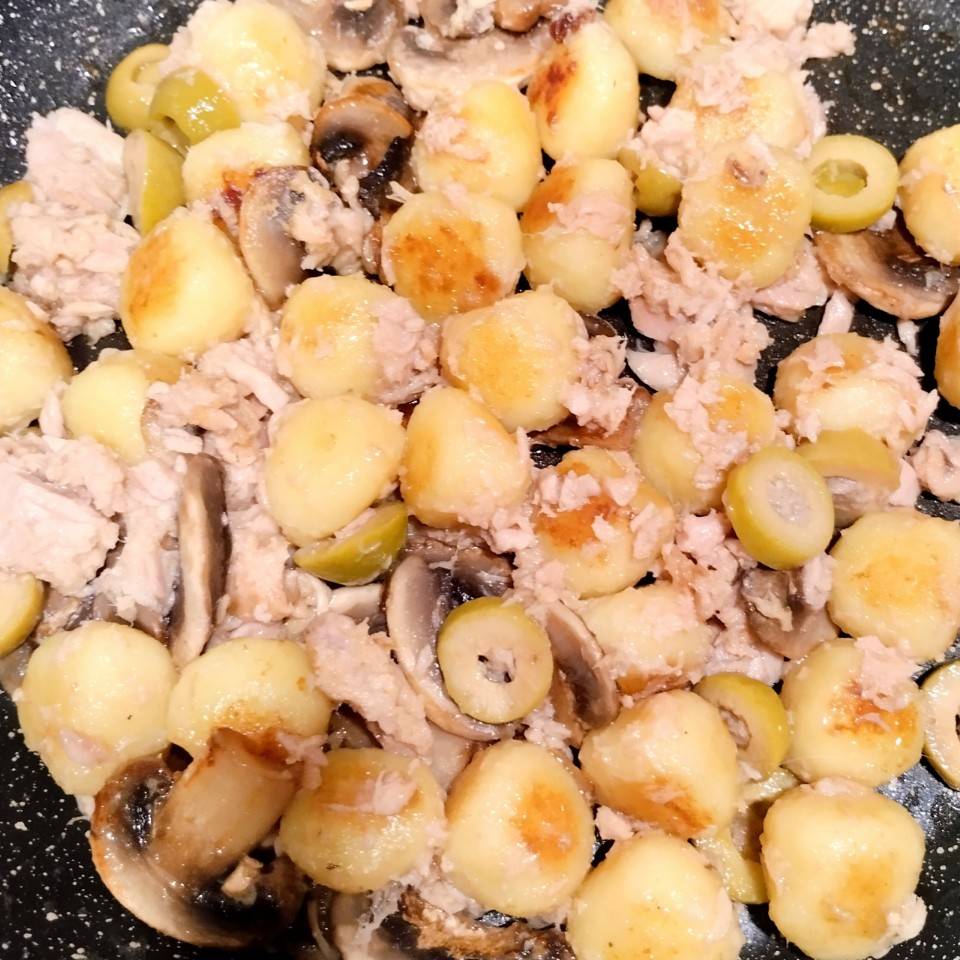 Gnocchis con champiñones y atún Gnocchis con champiñones y atún