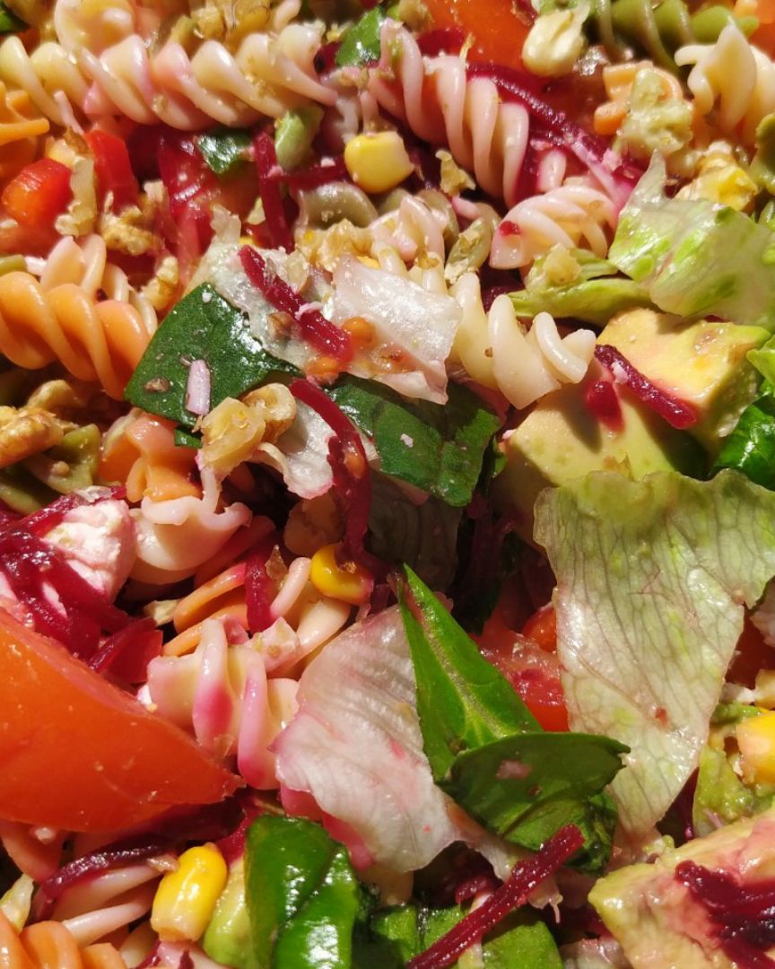 Ensalada de aguacate, tomate, pechuga y maiz Ensalada de aguacate, tomate, pechuga y maiz