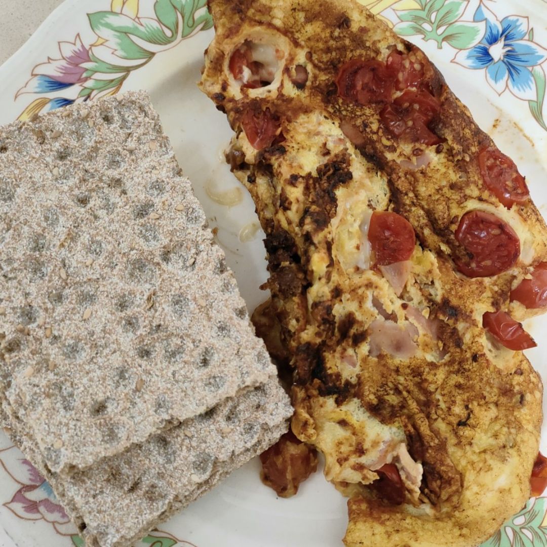 Tortilla de jamón cocido, queso y cherrys Tortilla de jamón cocido, queso y cherrys