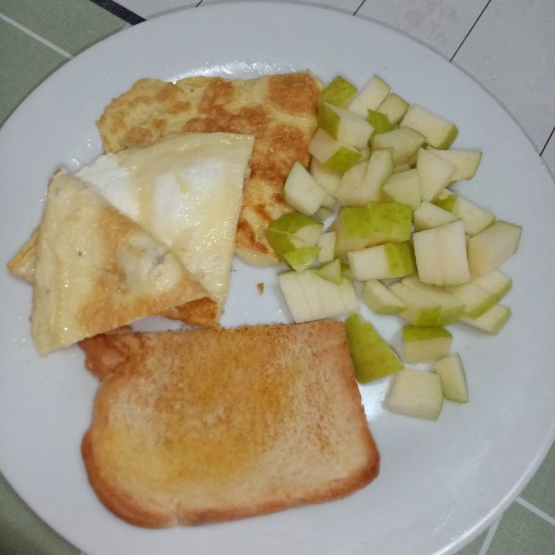 Tostada, huevo con queso y queso crema y manzana Tostada, huevo con queso y queso crema y manzana