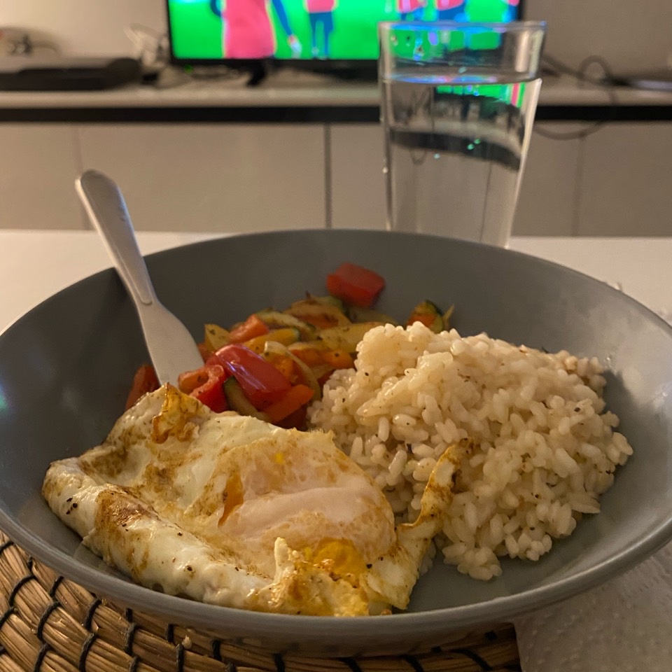 Verduras salteadas con arroz y huevo Verduras salteadas con arroz y huevo