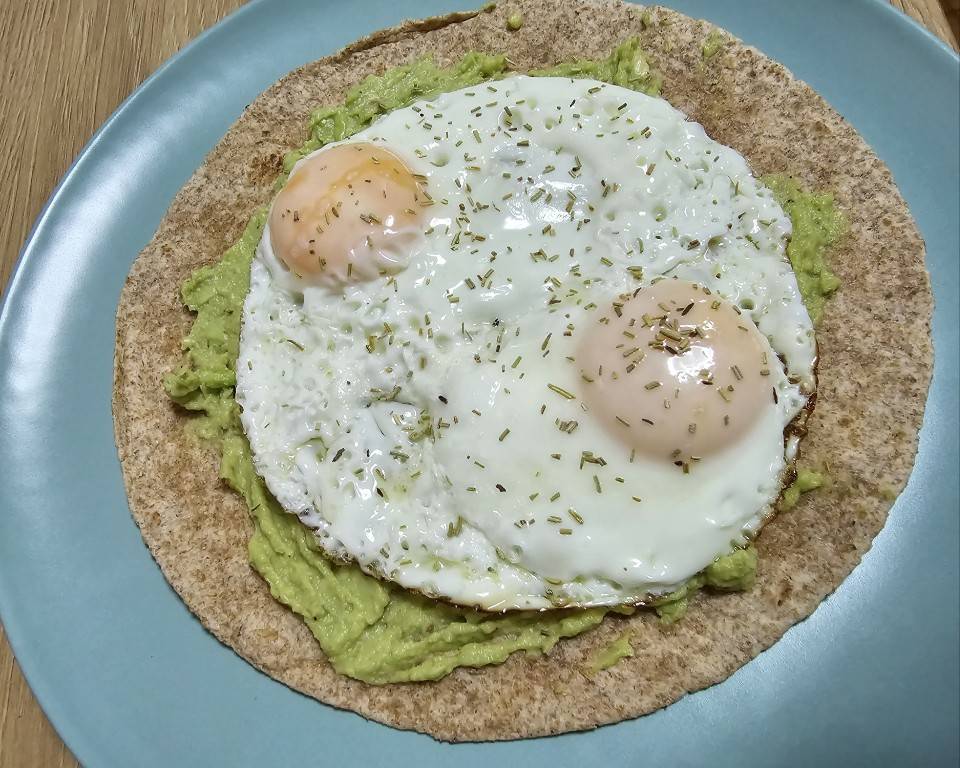 Aguacate, huevo y tortilla integral🥑🍳 Aguacate, huevo y tortilla integral🥑🍳
