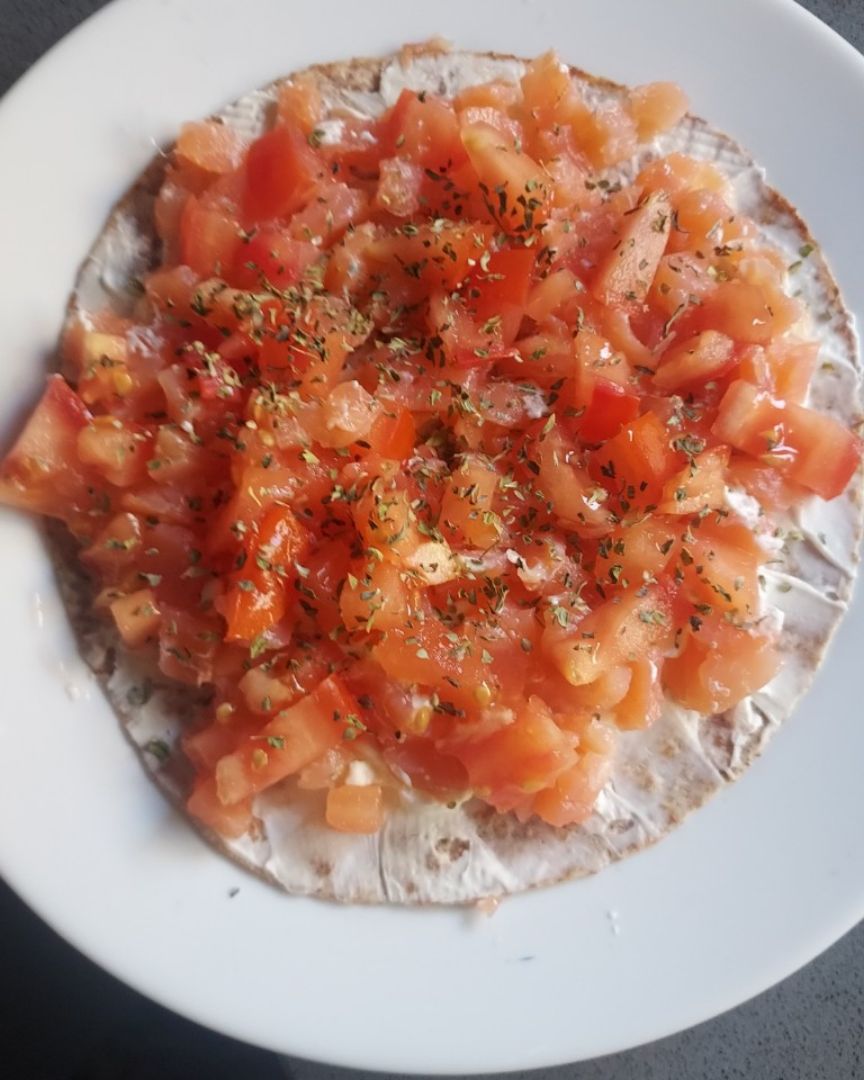 Wrap con salmón ahumado, tomate y queso 