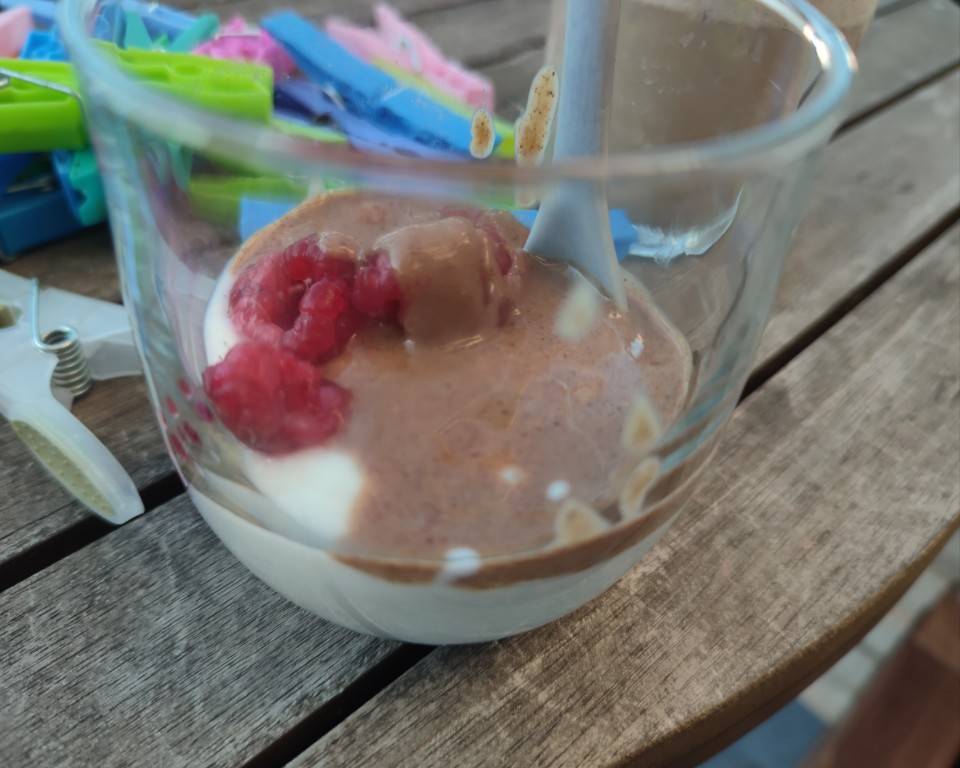 Vasito de yogur con frambuesas y sirope de Nutella. Vasito de yogur con frambuesas y sirope de Nutella.