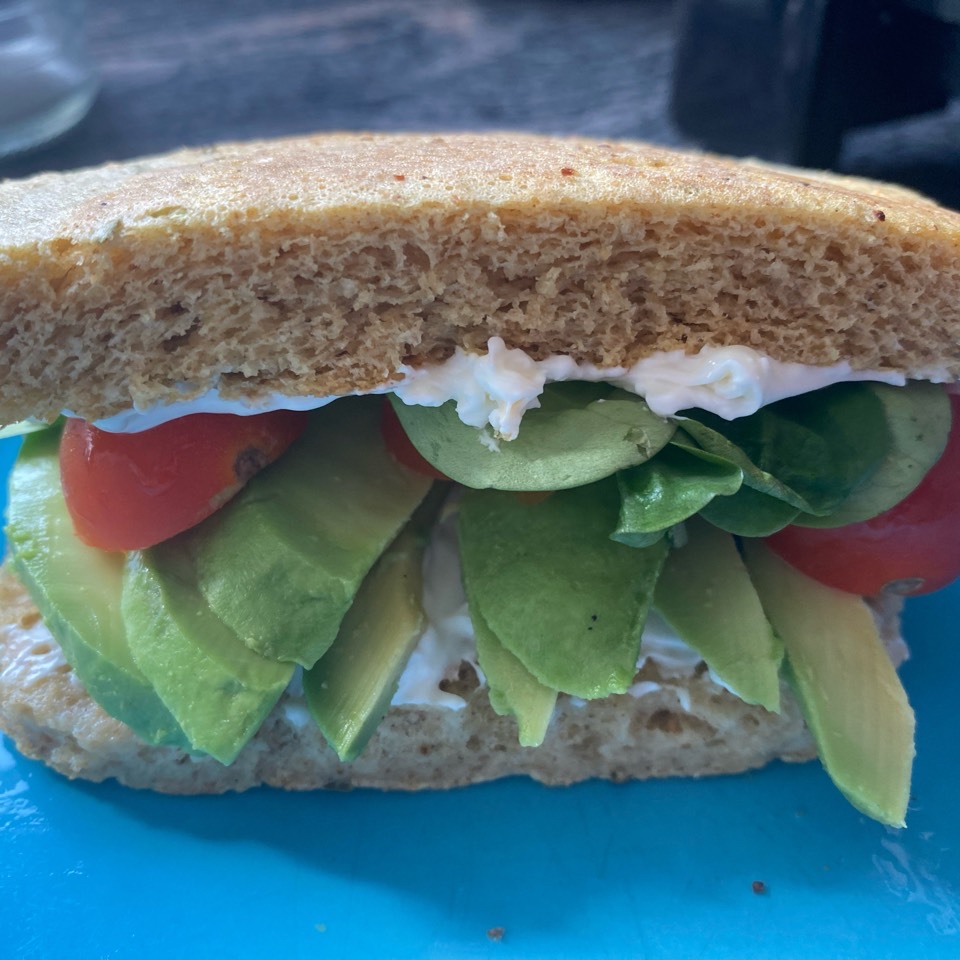 Tostada de aguacate y queso crema con pan exprés Tostada de aguacate y queso crema con pan exprés