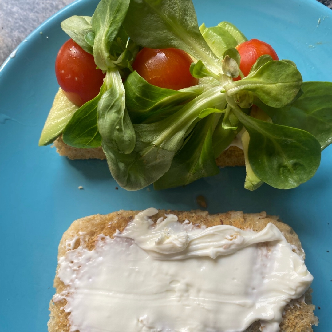 Tostada de aguacate y queso crema con pan exprés Paso 2 Tostada de aguacate y queso crema con pan exprés Paso 2