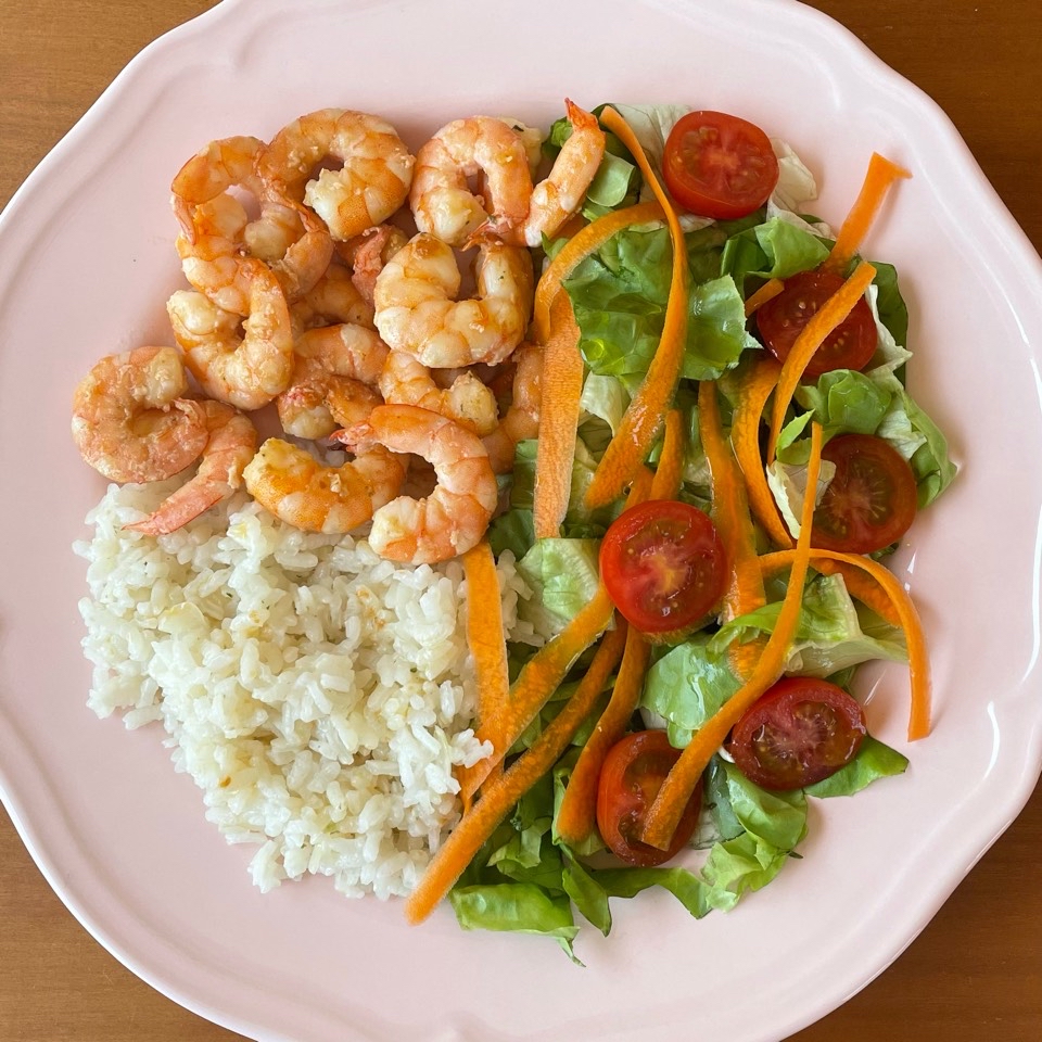 Arroz con langostinos y ensalada Arroz con langostinos y ensalada