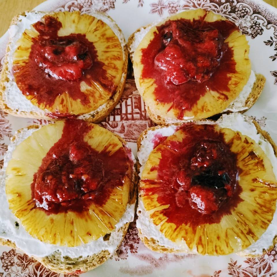 Tostadas con piña caramelizada Tostadas con piña caramelizada