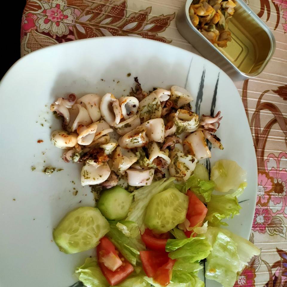 Chipirones plancha con ensalada Chipirones plancha con ensalada
