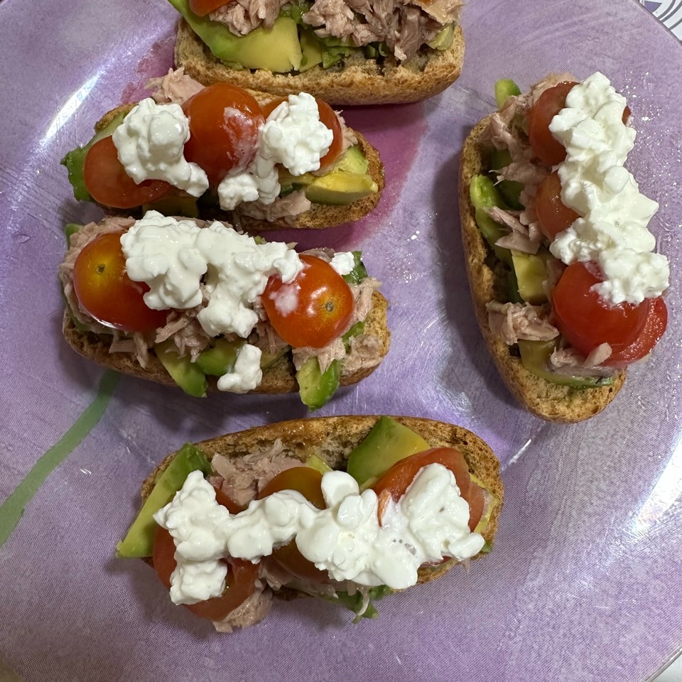 Tostas de aguacate, atun, cherry y queso cottage Tostas de aguacate, atun, cherry y queso cottage