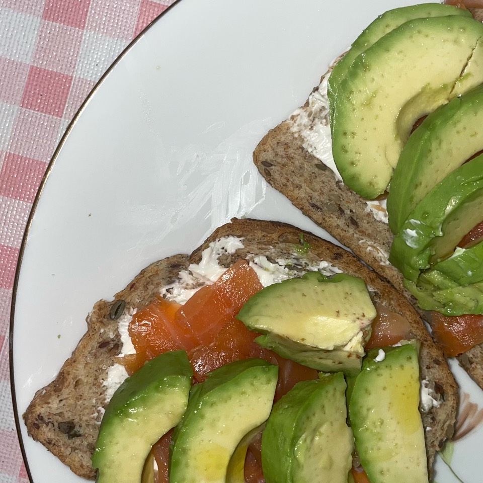 Tosta integral de salmón, aguacate y queso de untar. Tosta integral de salmón, aguacate y queso de untar.