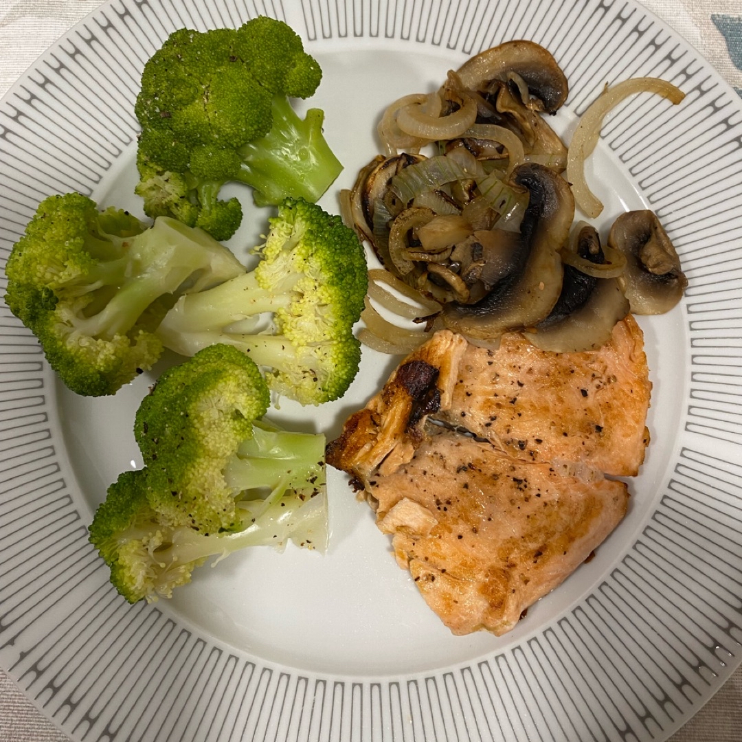 Salmón con guarnición 🥦