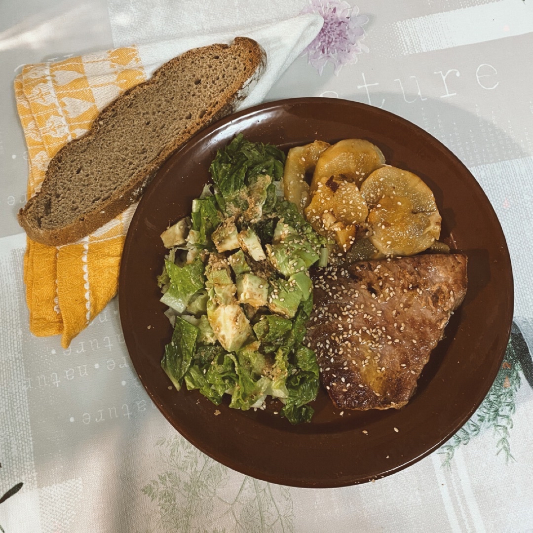 Lomo de atún con pera a la plancha y ensalada