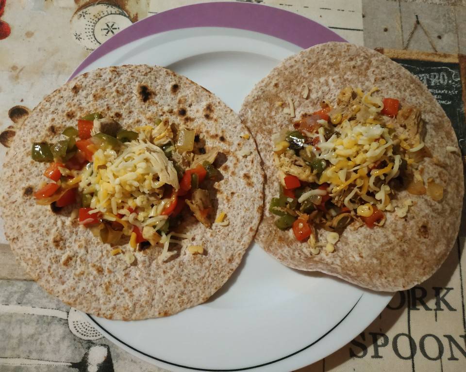 Fajitas de pollo mechado y verduras Fajitas de pollo mechado y verduras
