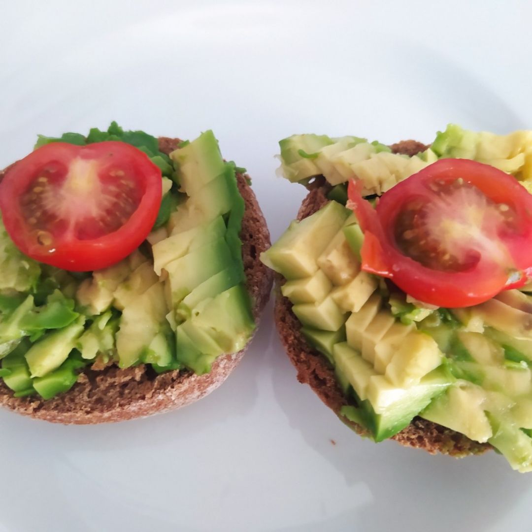 Tostadas integrales con aguacate y cherry