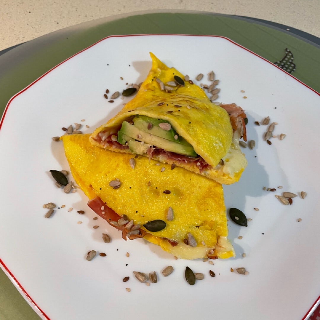 Tortilla con jamón serrano, queso y aguacate
