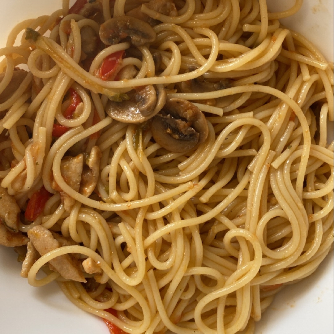 Spaguetis con pollo, verduras y soja Spaguetis con pollo, verduras y soja