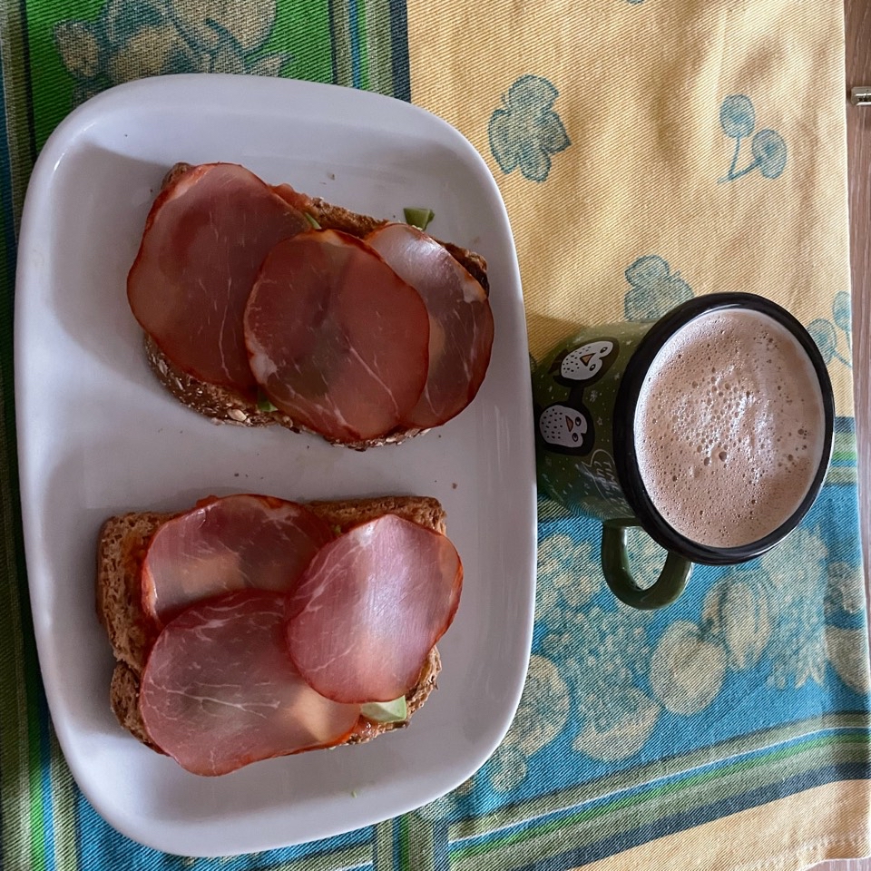2 tostadas de avena + 1 aguacate+ tomate natural triturado + 6 lonchas de lomo embuchado + 1 café con leche de avena 