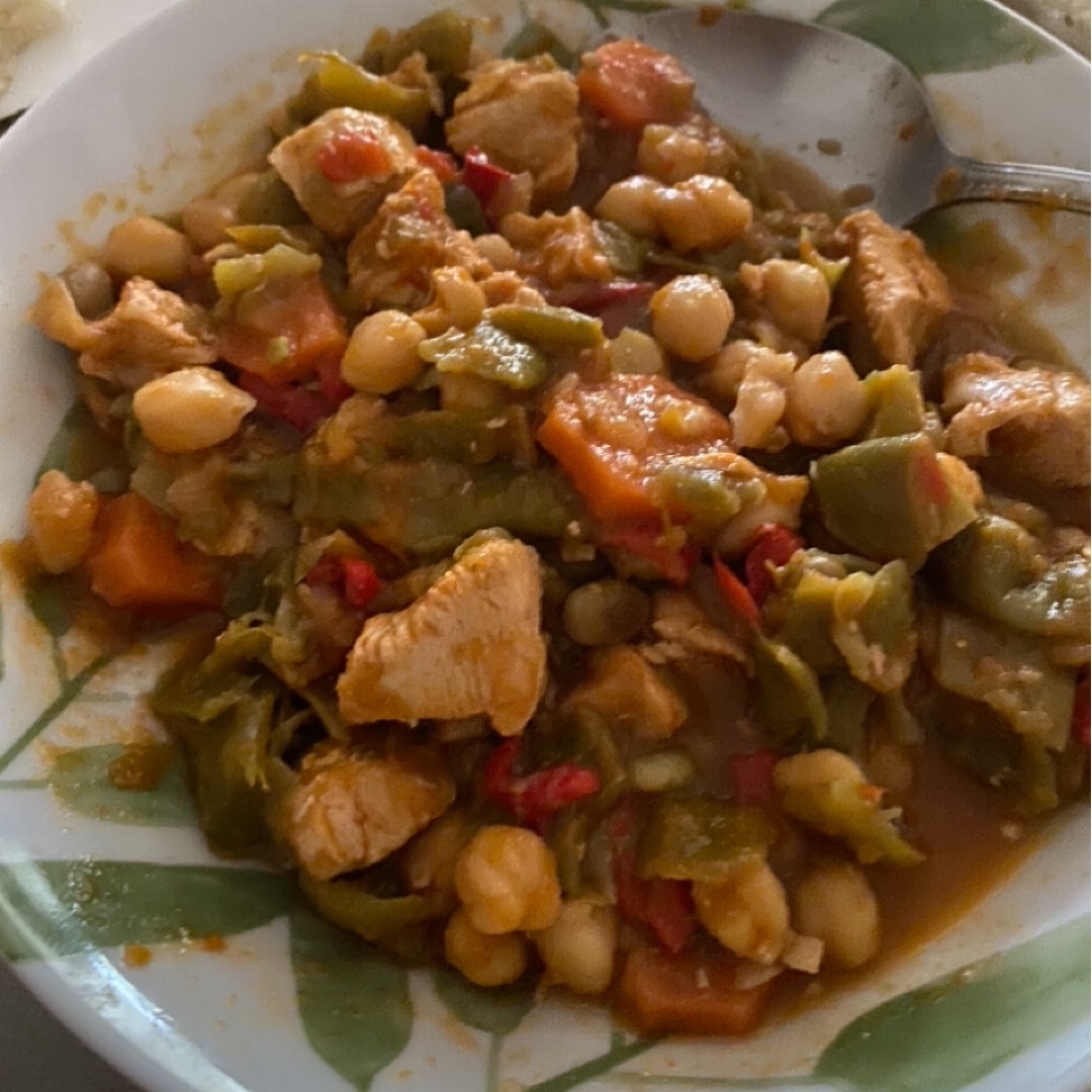 Garbanzos con pollo y verduras Garbanzos con pollo y verduras