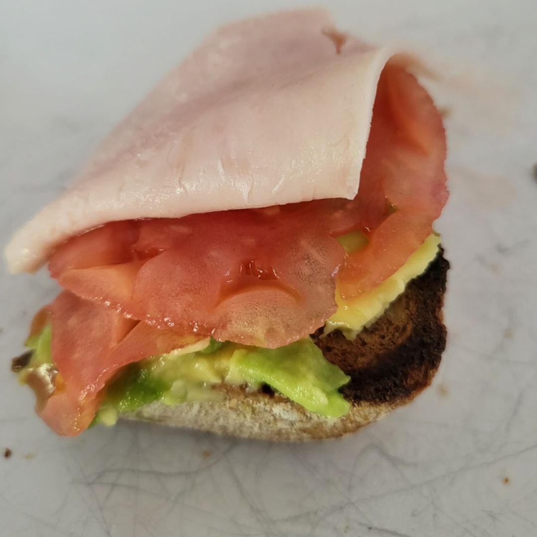Tostada integral de aguacate tomate y pavo