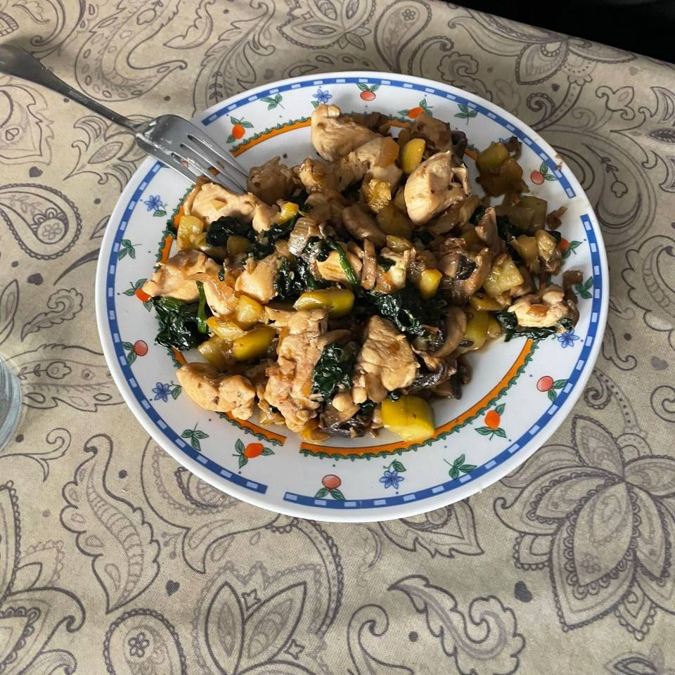 Pollo con verduras en salsa de soja