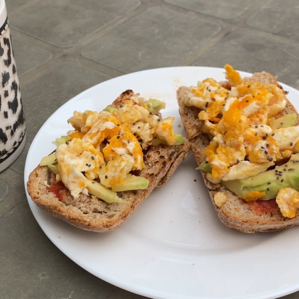 Tostadas de huevo revuelto, aguacate, tomate y semilíquida de chia Tostadas de huevo revuelto, aguacate, tomate y semilíquida de chia