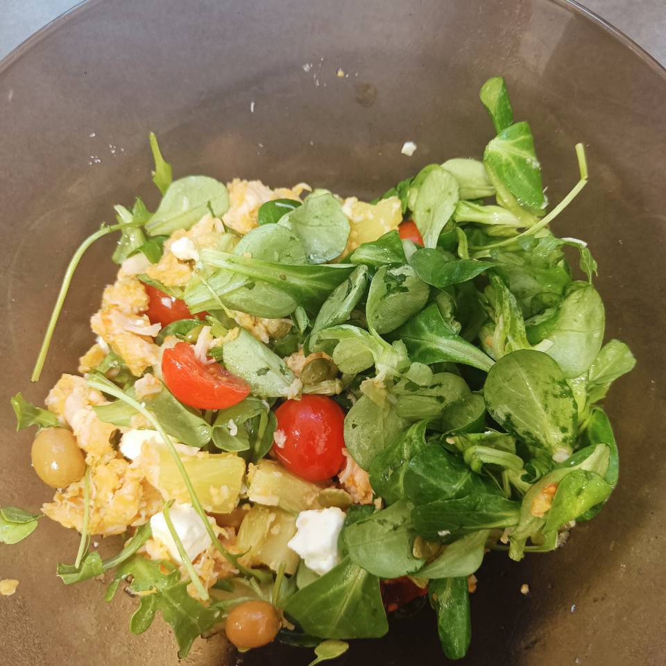 Ensalada con pollo y piña Ensalada con pollo y piña