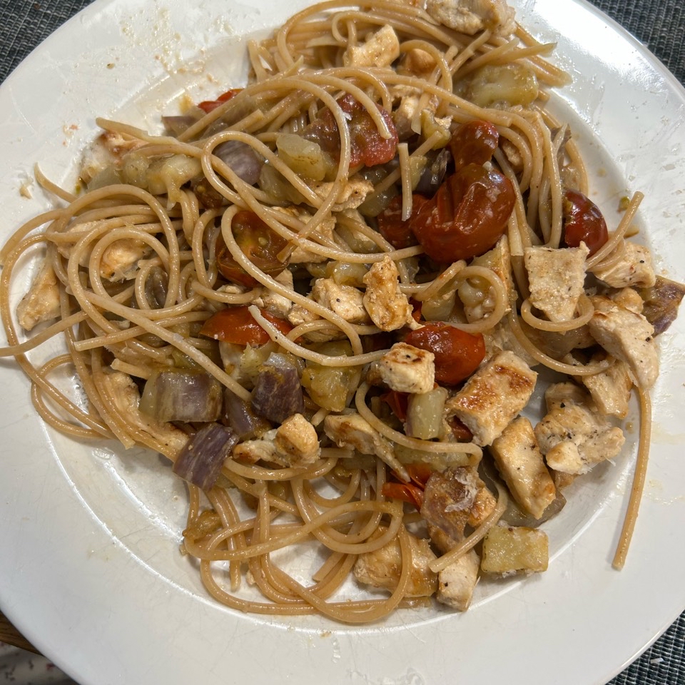 Pasta integral con berenjena, tomates cherry y pollo