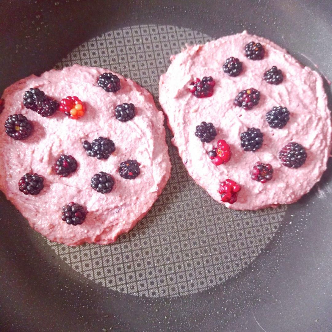Tortitas 🥞 de mango 🥭 y moras 💜 veganas 💚 Paso 1 Tortitas 🥞 de mango 🥭 y moras 💜 veganas 💚 Paso 1