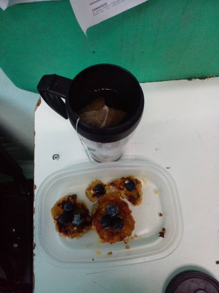 Té y panqueques de banana pisada y avena con frutas.