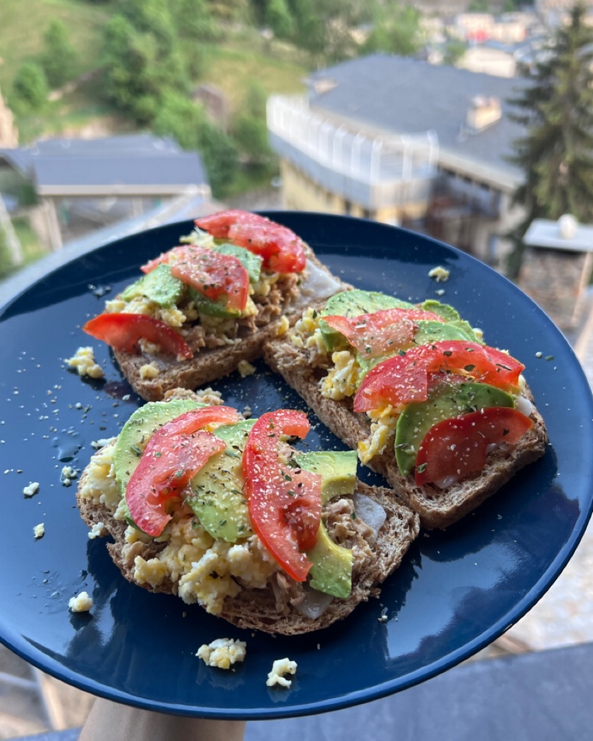 Tostas de aguacate, huevo, atún y tomate :) Tostas de aguacate, huevo, atún y tomate :)