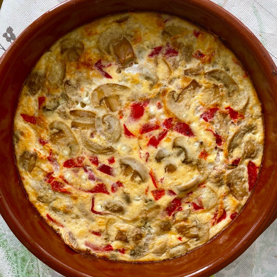 Fritata de champiñones, pimientos y queso cottage Fritata de champiñones, pimientos y queso cottage