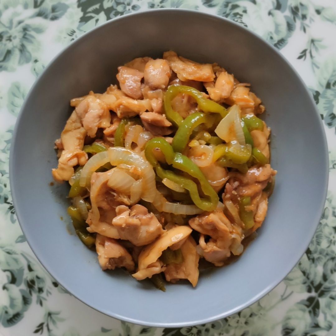 Pollo con pimientos, cebolla y soja. Pollo con pimientos, cebolla y soja.