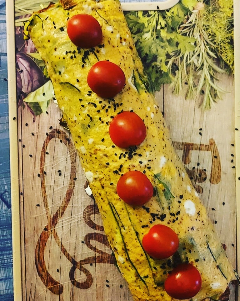 Rollo de calabacín relleno de rúcula, pollo y queso Rollo de calabacín relleno de rúcula, pollo y queso