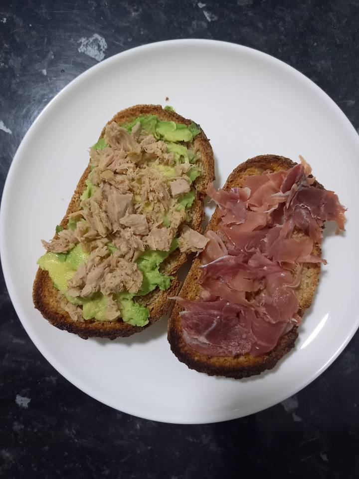 Tostadas de aguacate y jamón 