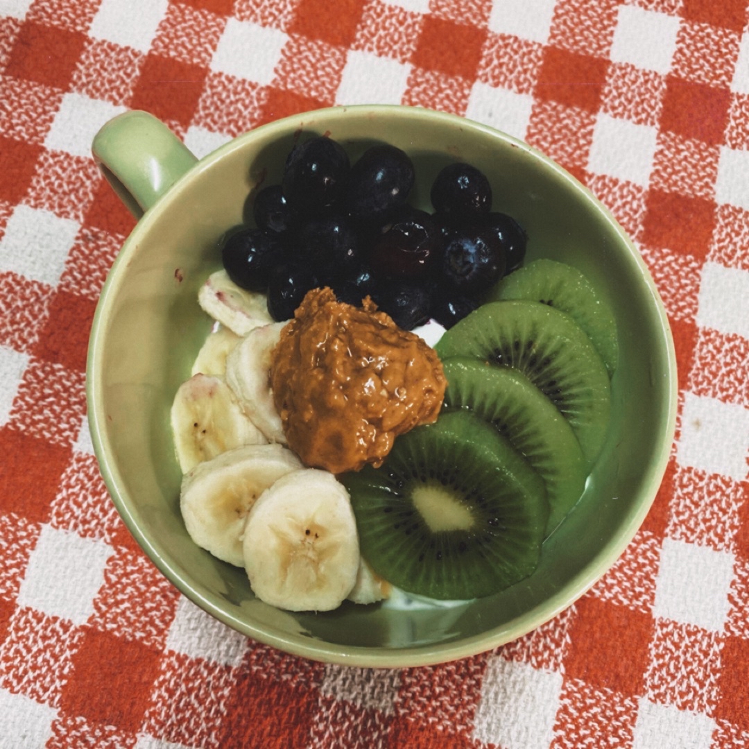 Queso batido con fruta y crema de cacahuete