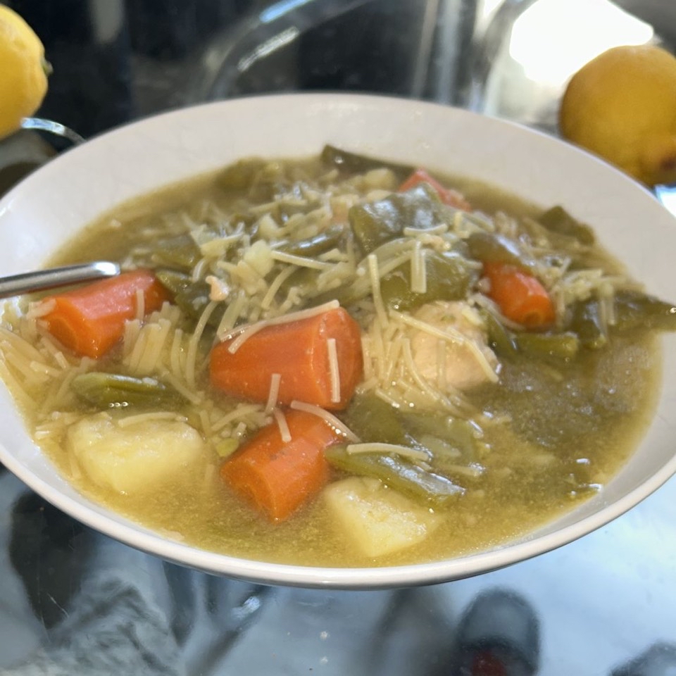 Sopa de pollo con fideos Sopa de pollo con fideos