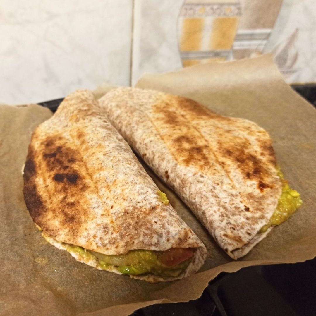 Tacos de atún, guacamole y verduras Tacos de atún, guacamole y verduras