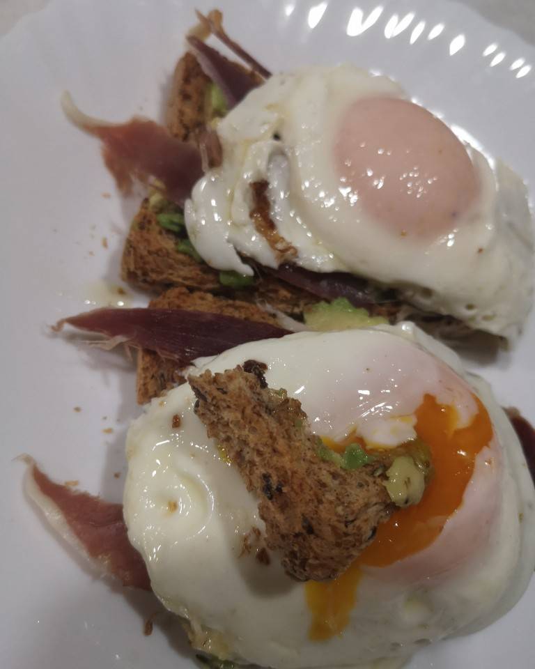 Tostas con jamón, aguacate y huevo Tostas con jamón, aguacate y huevo